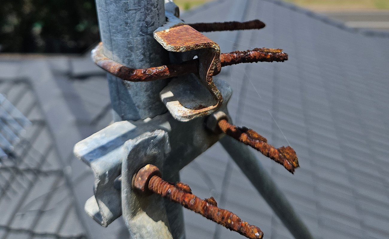 Rusty TV antenna mount causing poor signal reception
